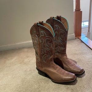 Shyanne Western Boots. Worn for an hour.. too narrow for my feet.